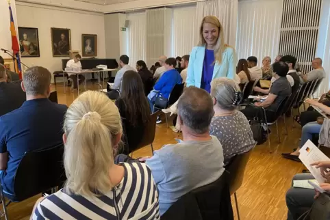 Die Beigeordnete Christina Rauch im Herzogssaal im Gespräch mit einigen der Neubürger.