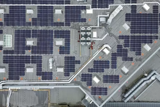 Solaranlagen auf dem Dach eines Shopping-Centers in Leipzig.