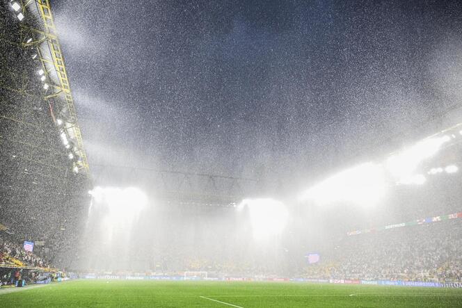 Fußball und Regen: die beiden Gründe für die Konzertabsagen auf einem Bild) während der Spielunterbrechung bei der Partie Deutsc