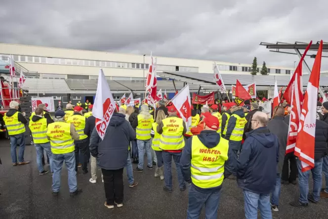 Im Februar demonstrierten Beschäftigte vor dem Homburger Michelin-Werk gegen den Stellenabbau.