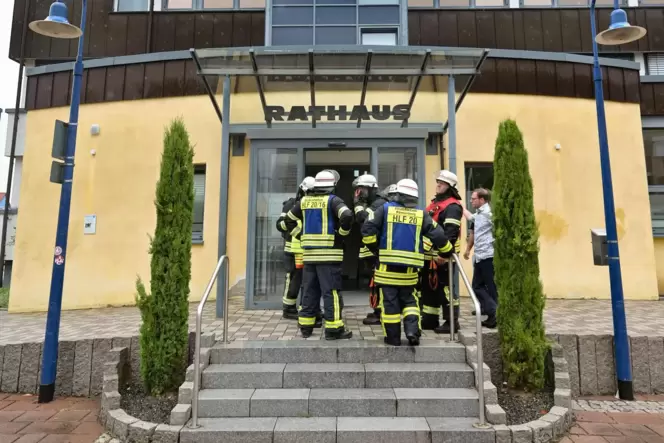 Die Feuerwehr war am Montag im Rathaus in Dudenhofen im Einsatz.