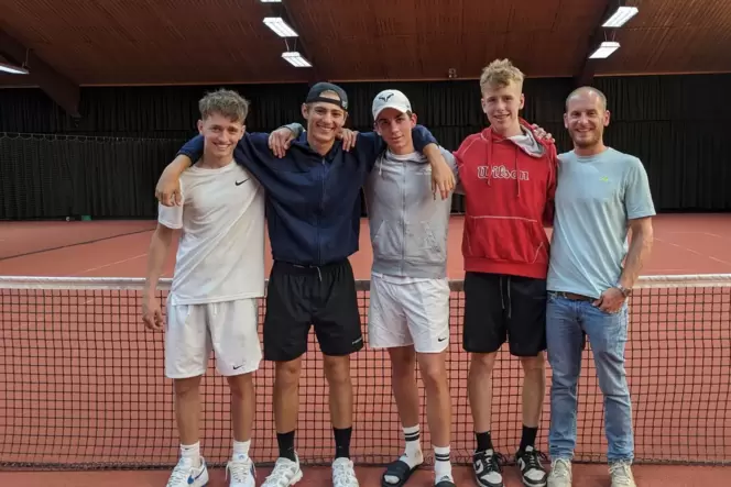 Tennis-Meister (von links): Jan Brüggemann, Linus Schumacher, Ferdinand Daum, Leif Meyer und Lehrer Johannes Traut.