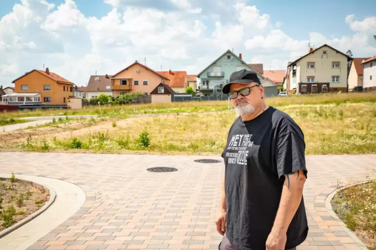 Peter Palm im nun erschlossenen Neubaugebiet in Martinshöhe: Von den 22 Plätzen müssen bis zum Jahresende 17 verkauft sein.