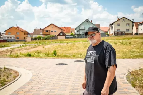 Peter Palm im nun erschlossenen Neubaugebiet in Martinshöhe: Von den 22 Plätzen müssen bis zum Jahresende 17 verkauft sein.