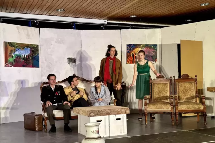 Generalprobe für das Stück „Komödie im Dunkeln“ in der Festhalle Schneckenhausen. Von links: Vincent Vogg, Tarek Idboukad, Sophi