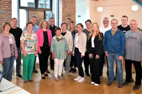 Bilden den Ortsgemeinderat Hanhofen: (vorne von links) Daniela Ball-Schotthöfer, Elvira Löffler, Silke Schmitt-Makdice, Anelore 