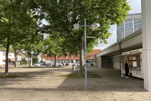 Bonjour Tristesse: Der Heinrich-Lang-Platz in Nord ist keine Augenweide. An den Rand duckt sich ein Marktstand.