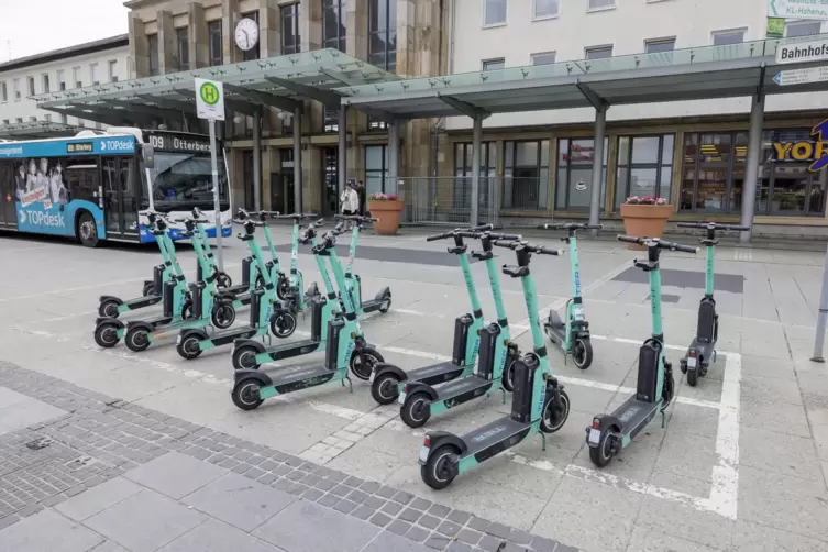 Am Hauptbahnhof gibt es schon eine ganze Weile eine verbindliche Abstellzone für E-Roller. In der Stadt fahren rund 1000 Roller,