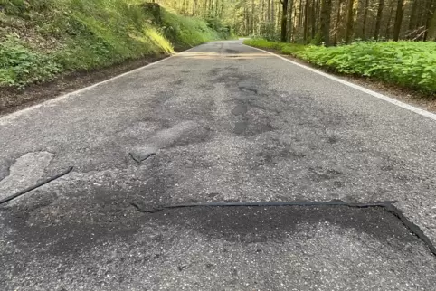 An mancher Stelle ist die Fahrbahn der Totenkopfstraße über die gesamte Breite beschädigt.