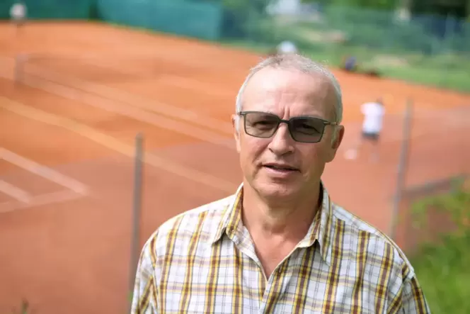 Wolfgang Giloj hat gerade ein Geländer am Zuschaueraufgang der Grumbacher Tennisanlage repariert.