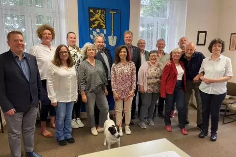 Der neue Ortsbeirat vor dem Wappen (von links): Sven Lieblang (FDP), Stefanie Seitz (CDU), Edith Metz (FWG), Anna Ralle (CDU), B