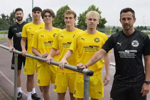 Junge Männer beim SV Hermersberg (von links): Co-Trainer Sebastian Schütz, Johannes Heid, Louis Könnel, Marco Schwarz, Kevin Sch