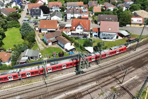 Die Bahnstrecke verläuft direkt an den Gärten. Einige Familien helfen sich mit blickdichten Zäunen aus. Lärmschutz ist das nicht