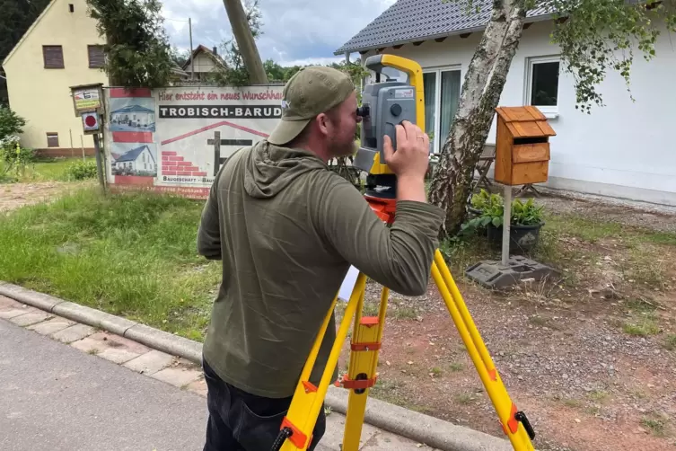 Mit einem Blick durchs Tachymeter vermisst Jonas Littig punktgenau ein frisch gebautes Haus. 