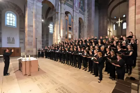 Der UniChor Mainz unter Felix Koch im Dom zu Speyer.