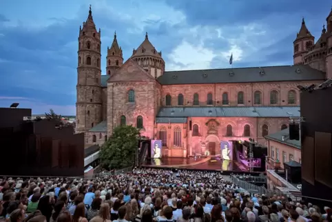 Die neueste Inszenierung der Nibelungen-Festspiele sehen unsere Leser noch vor der Premiere. 