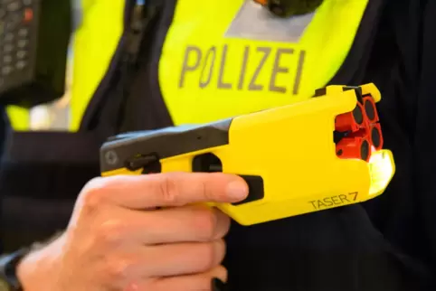 Erst der Einsatz eines Elektroschockers hat es den Polizisten ermöglicht, dem Angeklagten eine Blutprobe zu entnehmen. 