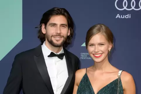 Sänger Alvaro Soler und Melanie Kroll