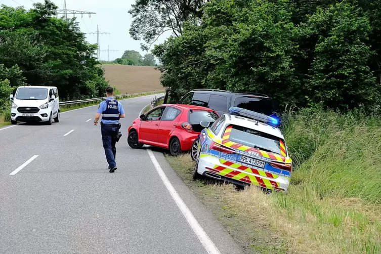 Im Juni bei Zweibrücken: Weil andere Verkehrsteilnehmer sehr scharf abbremsten, als der Streifenwagen mit Sondersignal unterwegs