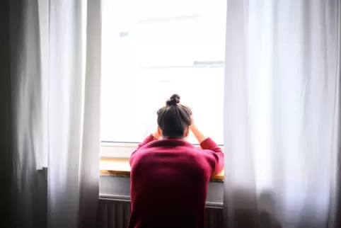 Einsamkeit kann nicht nur traurig machen, sondern auch krank: Hält sie länger an, kann sie unter anderem das Risiko für Depressi