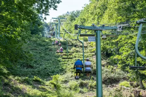 Einheimische und Urlauber nutzen die Rietburgbahn. Das Jubiläum wird von 31. Juli bis 2. August gefeiert. 