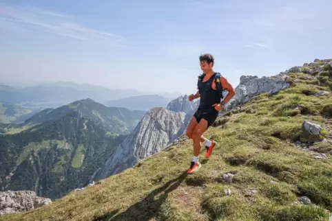 Extremlauf vor malerischer Alpenkulisse: Sascha Ahrens beim Kaisertrail. 