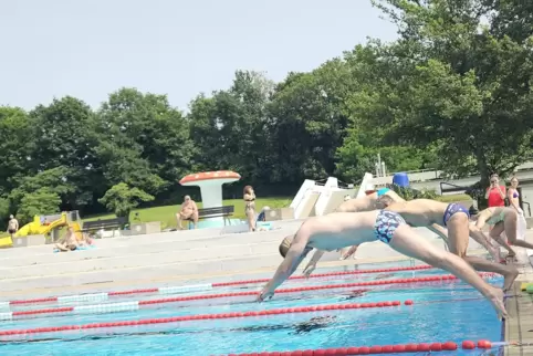 Die ersten Spendenschwimmer wagen den Sprung ins kühle Nass. 