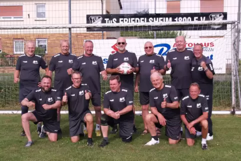 Die Walking-Football-Mannschaft: Stehend von links: Wolfgang Stephan, Martin Schwarzweller, Günter Münch, Hans Schwarzweller, Ko