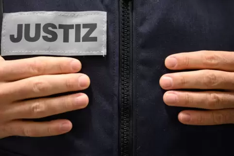 Justiz steht auf einer Jacke