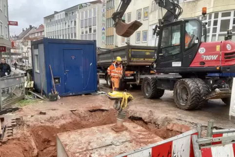 Die Fundamente für die acht Meter hohen Stadteingangsstelen werden vorbereitet. Die Stelen selbst müssen komplett neu aufgebaut 