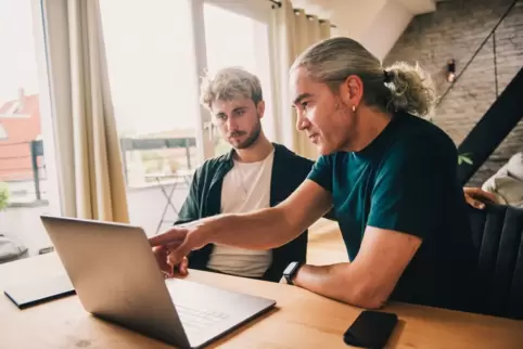 Zwei Personen an einem Laptop