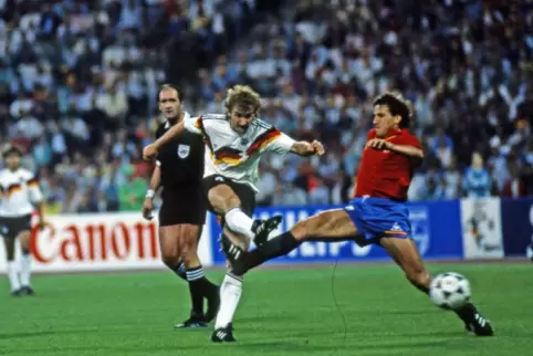 Rudi Völler trifft 1988 gegen Spanien. 