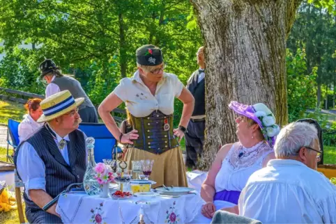 Mitglieder der „Steam-Station Saar-Pfalz“ bei einem Picknick. 