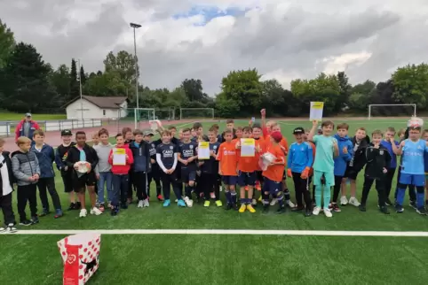 Die vier Endrunden-Mannschaften bei der Kreismeisterschaft der Grundschulen. In Orange: die Sieger aus Kirchheimbolanden.