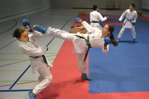 Trainingskämpfe: Sophie Becht (vorne links) gegen Milia Hackel sowie Julian Becht (hinten links) gegen Fynn Hackel.