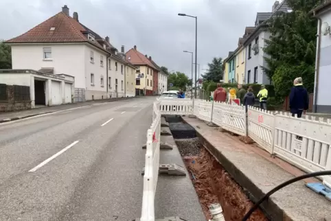 Bis September verlegen die Stadtwerke in der Arnulfstraße Wasser-, Strom- und Gasleitungen. 