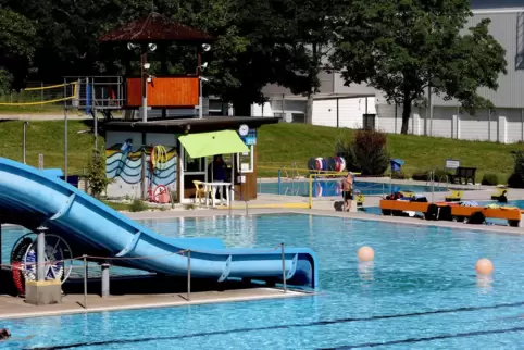 Weil irgendwo zwischen Nichtschwimmer- und Schwimmerbecken ein Rohr leckt, kann bis auf Weiteres nicht gerutscht werden. 