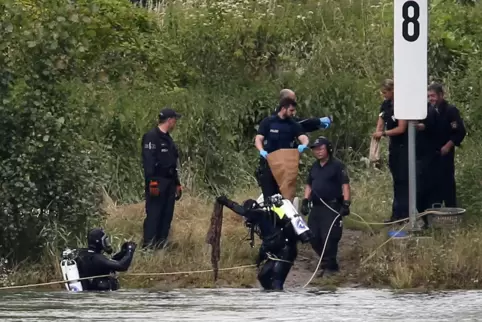 Nachdem die Mutter sich bei der Polizei gemeldet hatte, war die Leiche des Mädchens am Rheinufer bei Worms gefunden worden. 