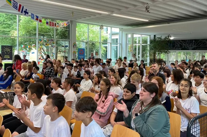 Blick in die vollbesetzte Aula.