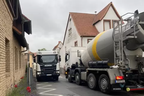 Liefer- und Baustellenverkehr sind auf der schmalen Obrigheimer Hauptstraße momentan der Normalzustand.