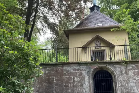 Die 1925 auf dem Waldfriedhof erbaute Huber-Kapelle wartet seit Langem auf Sanierung.