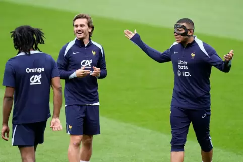 Antoine Griezmann (M) und Kylian Mbappé (r)