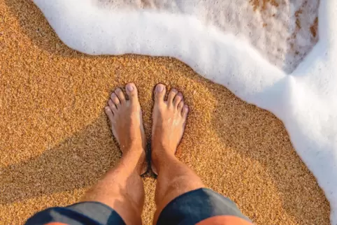 Egal, ob Füße hochlegen oder in den Sand stecken: Erholung im Urlaub muss sein. 