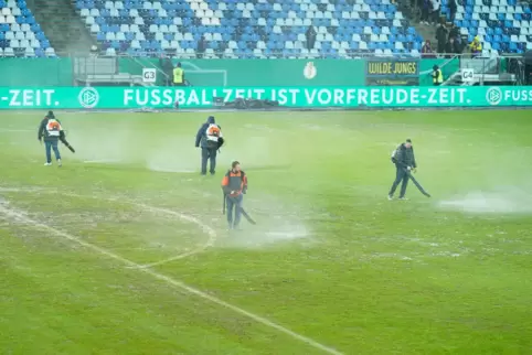 Peinliche Szenen wie beim Pokalspiel gegen Mönchengladbach, bei denen versucht wurde, mit Laubbläsern das Wasser vom Ludwigspark