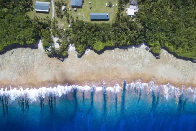 Niue und das Meer: ein Blick von oben auf die Küste der Südsee-Insel. Der Donnersberger Kunstverein will sich mit für den Schutz