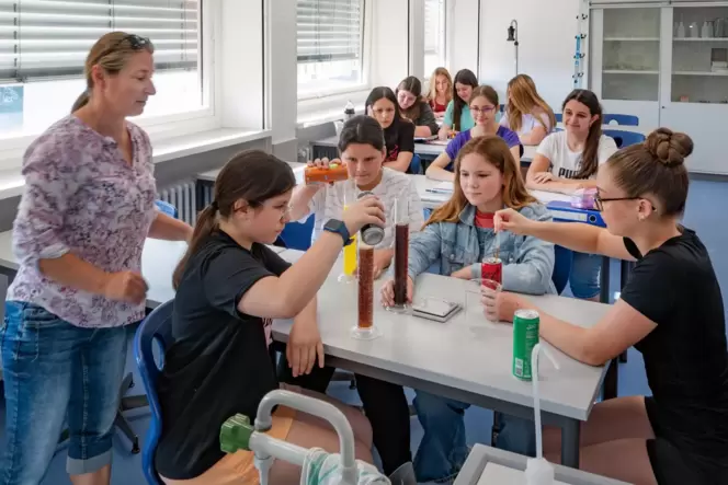 Was ist da drin?: Lehrerin Stephanie Dudenhöffer (links) und einige ihrer Schülerinnen experimentieren mit Softgetränken.