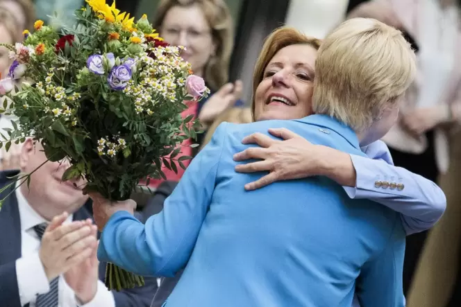 Blumen und eine Umarmung zum Abschied: Malu Dreyer und Parteikollegin Manuela Schwesig.