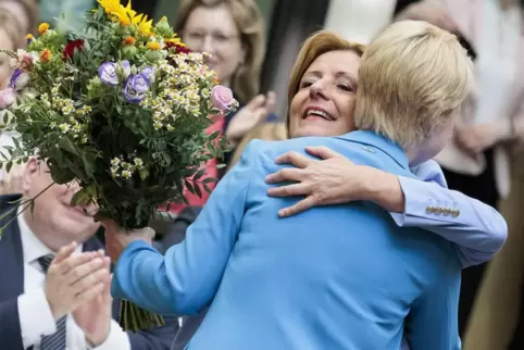 Blumen und eine Umarmung zum Abschied: Malu Dreyer und Parteikollegin Manuela Schwesig. 