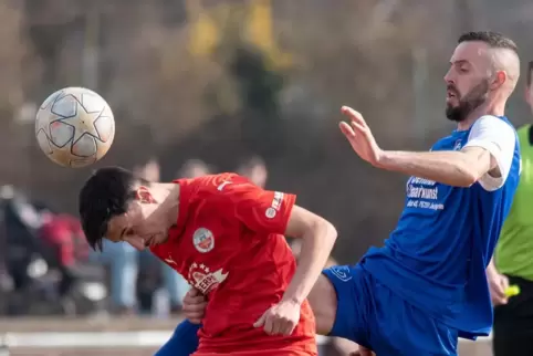 Haydar Yilmaz (links) im März 2022 im Spiel gegen den FV Germersheim. 