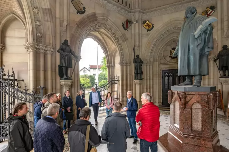 Der Granitstein, auf dem die Luther - Statue in der Vorhalle der Gedächtniskirche steht, ist aus Schweden, wie Friedrich Häfner 